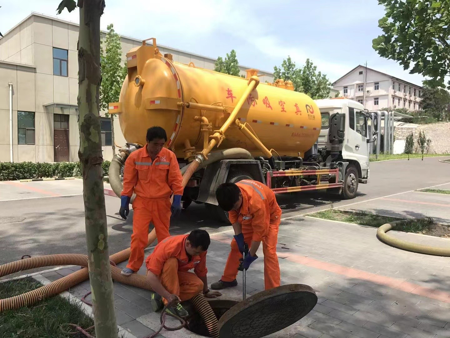 阿合奇化粪池清理与5-8吨吸粪车施工效率分析